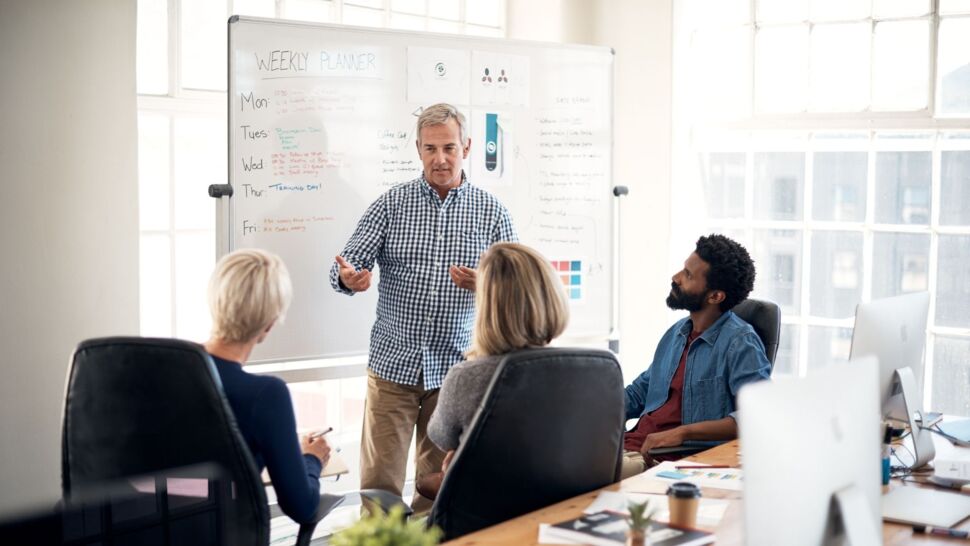 teamleader-explaining-something-to-his-collegues