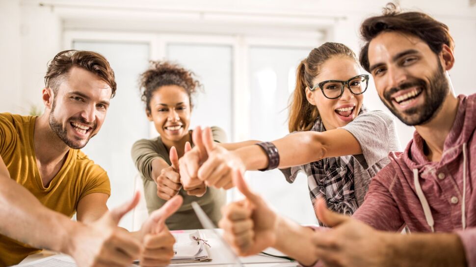 colleagues-raising-their-thumbs