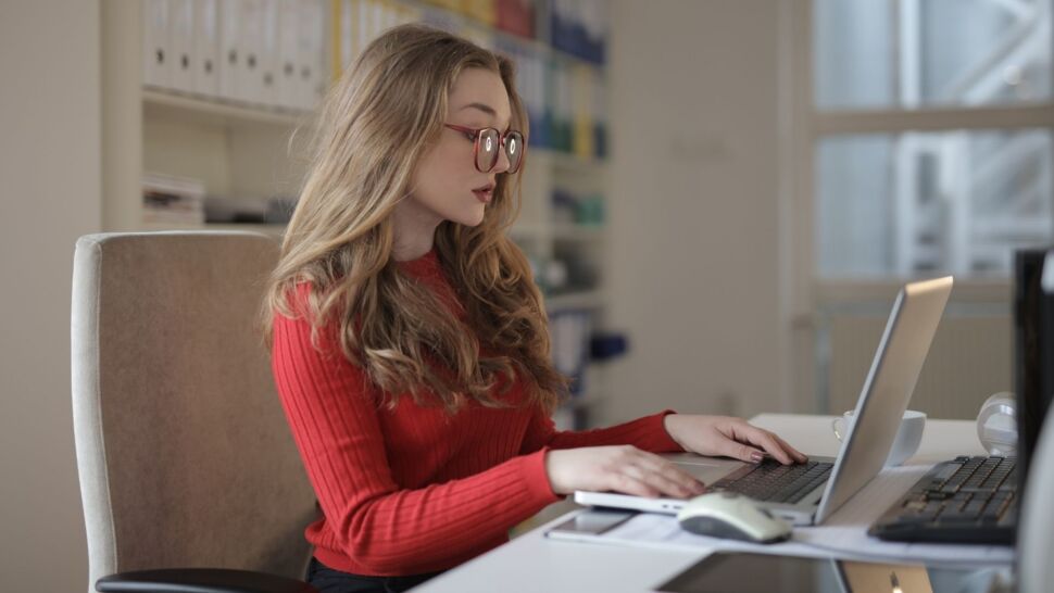 jonge-vrouw-achter-laptop