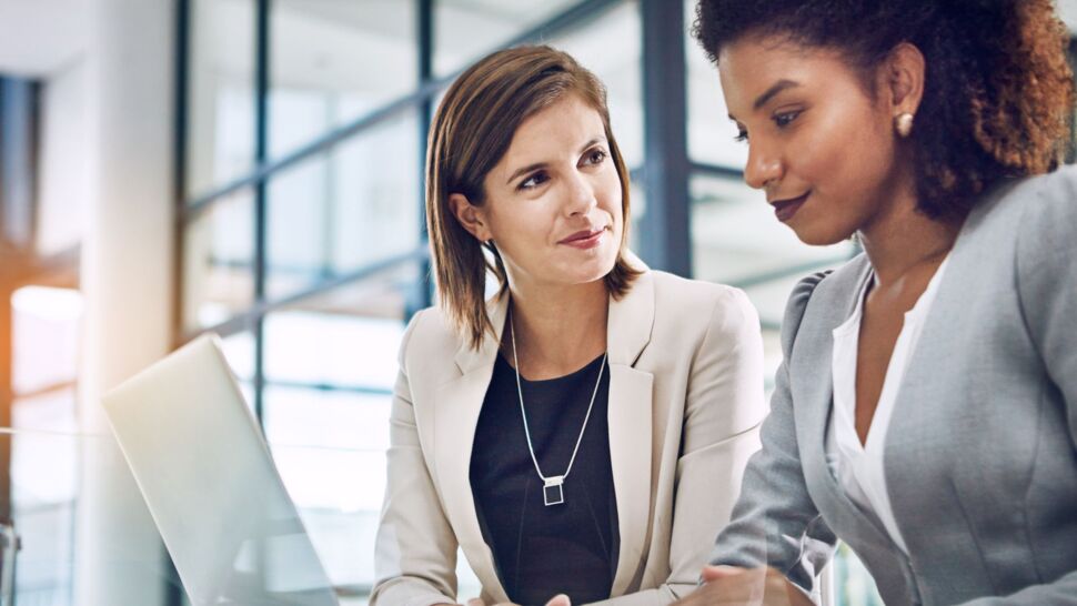 woman-looking-at-her-colleague