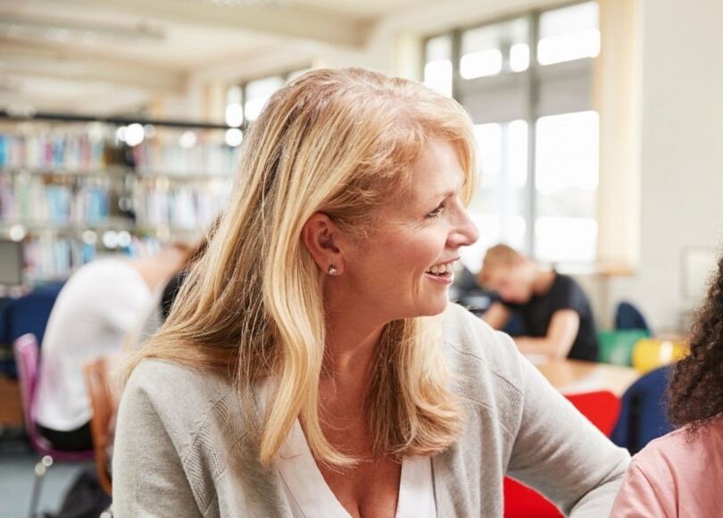 experienced-employee-with-younger-colleague experienced-employee-with-younger-colleague