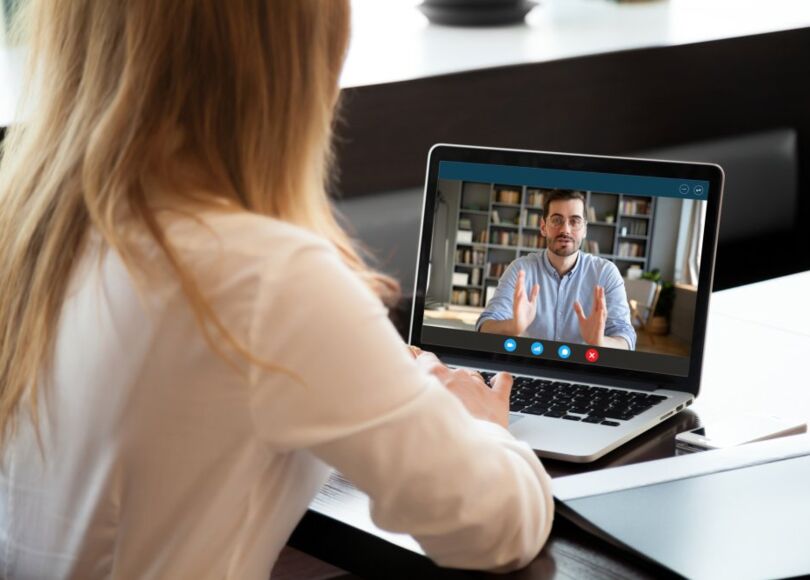 woman-in-videocall-with-her-colleague