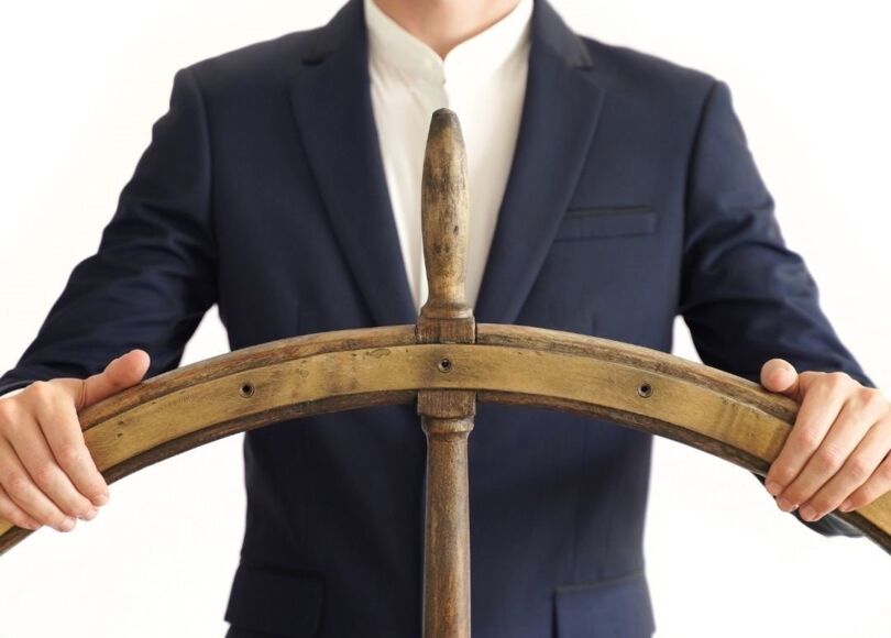 man-in-pak-achter-roer man-in-pak-achter-roer