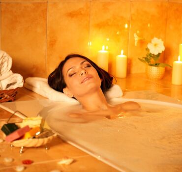 woman-relaxing-in-bath