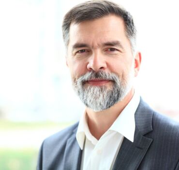 man-in-suit-looking-at-camera man-in-suit-looking-at-camera