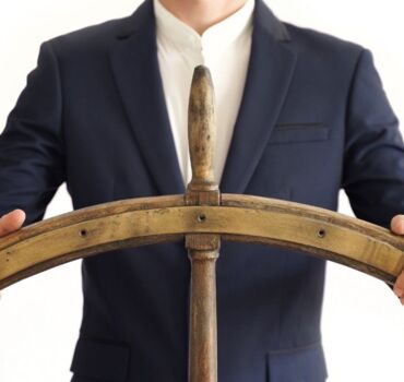 man-in-pak-achter-roer man-in-pak-achter-roer